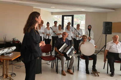 İZMEK şan kursiyerlerinden yıl sonu performans