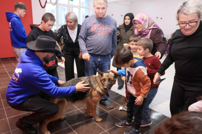 Trakya Üniversitesi'nde eğitimli köpeklerle sıcak buluşma